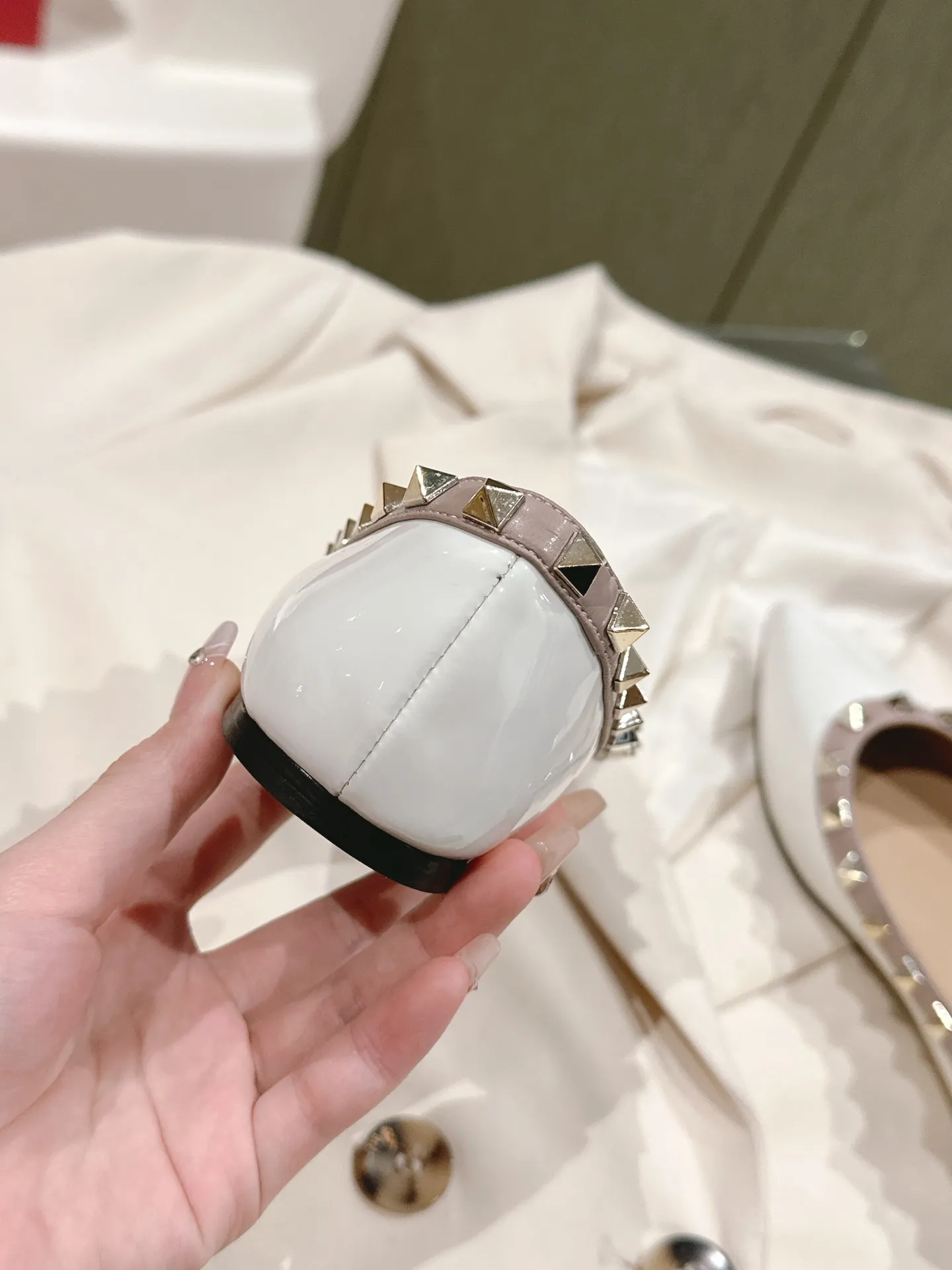 👟👟Ex-factory price 520👟👟 | ²⁰²4 𝐬𝐬 🤍🤎 Versatile series for all seasons! Is your shoe cabinet missing a pair? ! 🔥 The entire VALENTINO series is produced by Taiwan-funded factories! Getting in and out of the counter is stress-free! ROCKSTUD Valentino studded patent leather ballet flats ONE STUD retro craft pyramid large rivet buckle flats/high heels Smooth shoe lines and awesome version Comfortable upper foot. Increases height. Looks slimmer. Elongates leg lines Imported mirrored calfskin/cow patent leather/high-density silk material Lambskin lining Italian high-density genuine leather outsole Size35-39 (40/41/42 can be customized) Heel height: flat ♺Synchronized gift box💝packaging at the counter!